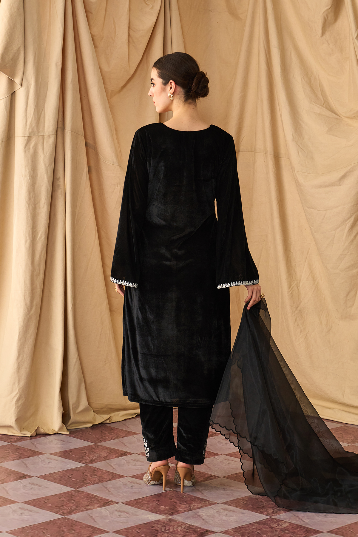 Saanjh Velvet Kurta Set-Black