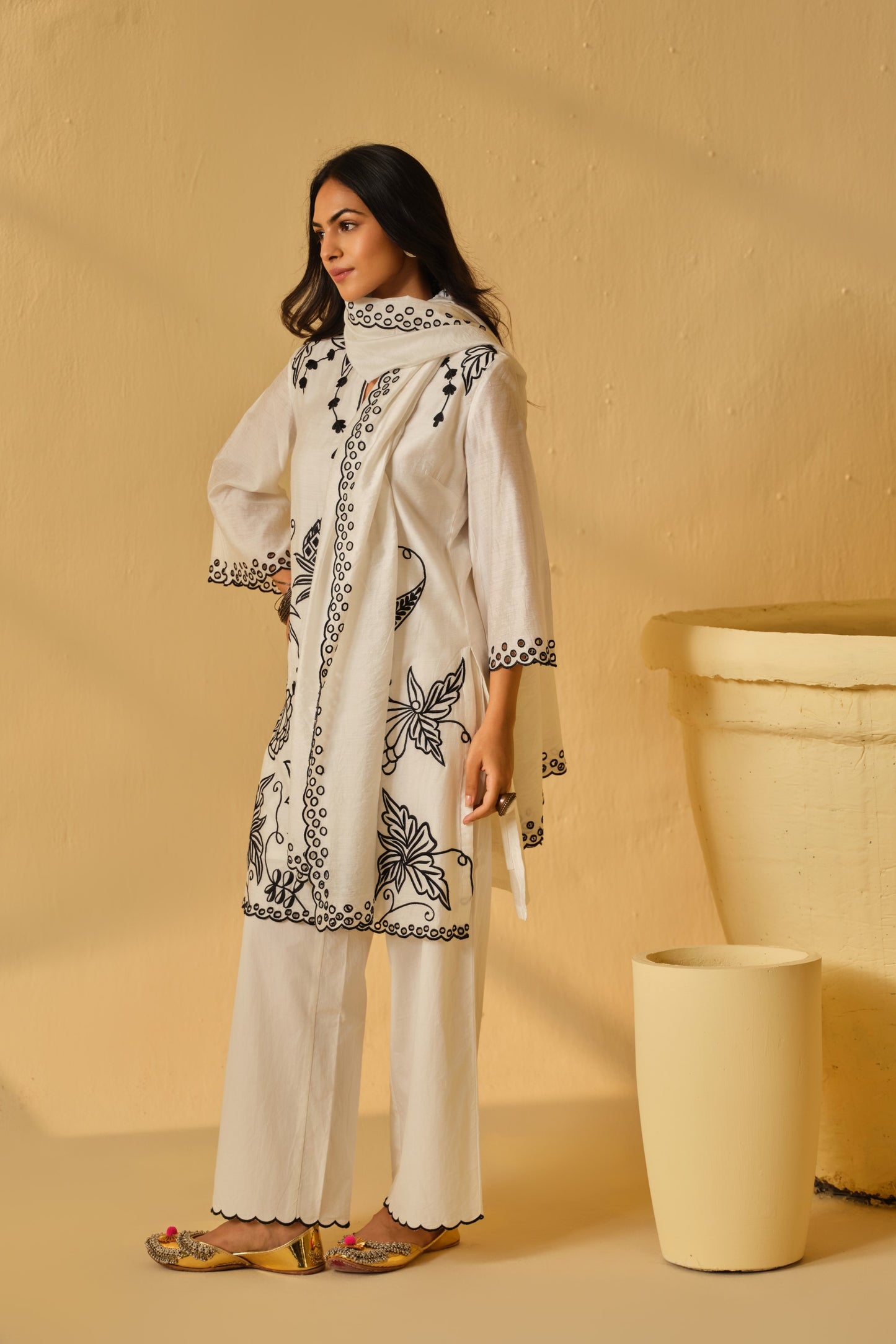 SUFIANA WHITE KURTA SET WITH DUPATTA
