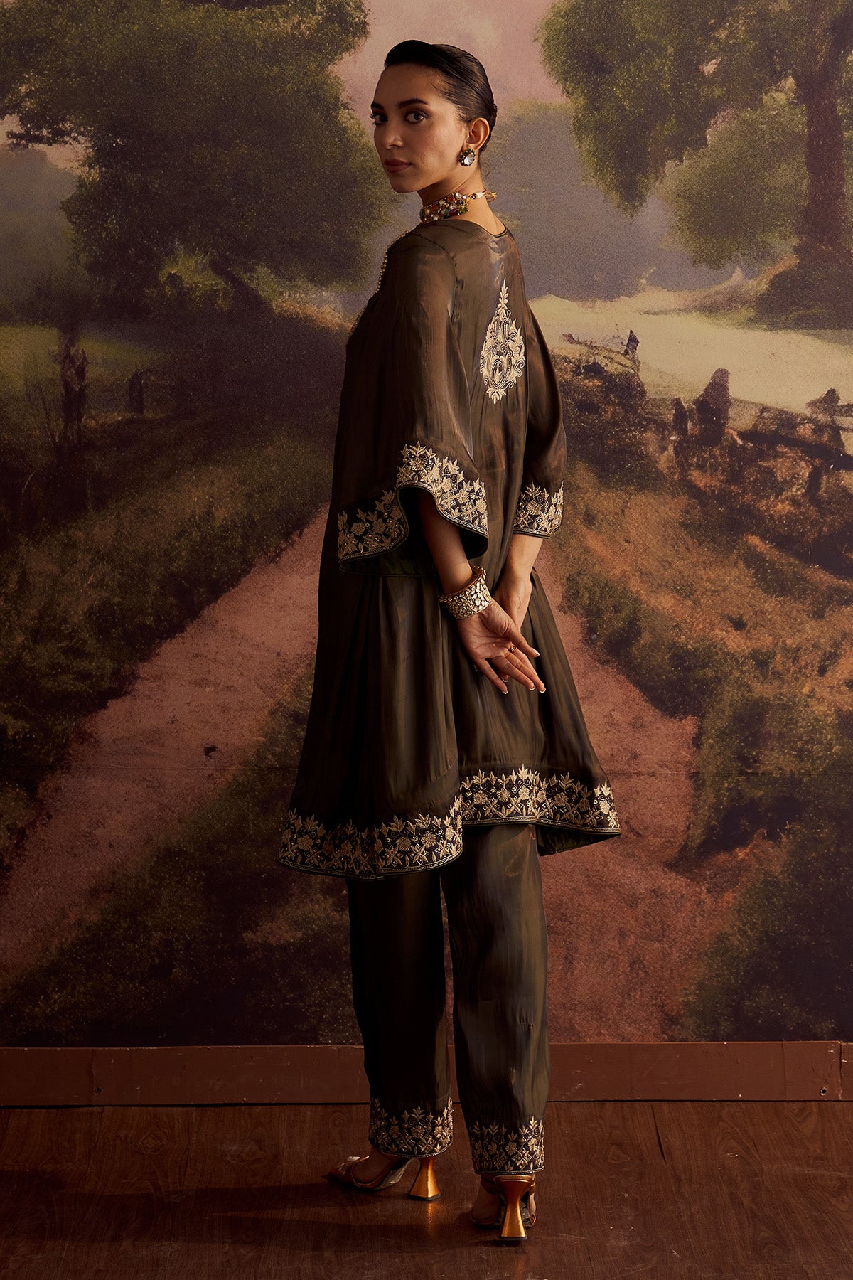 INARA HALKA HARA KURTA SET