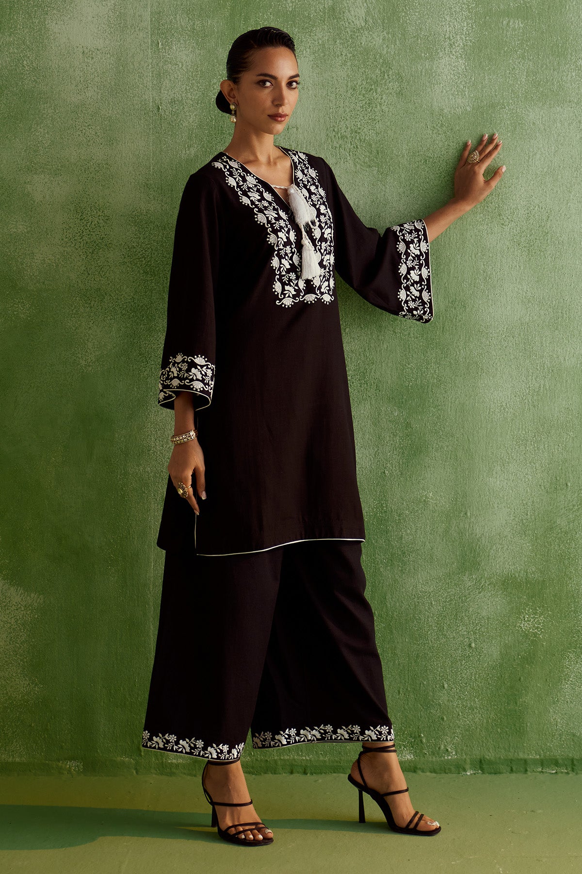 INARA THREAD-LINEN KURTA SET- BLACK