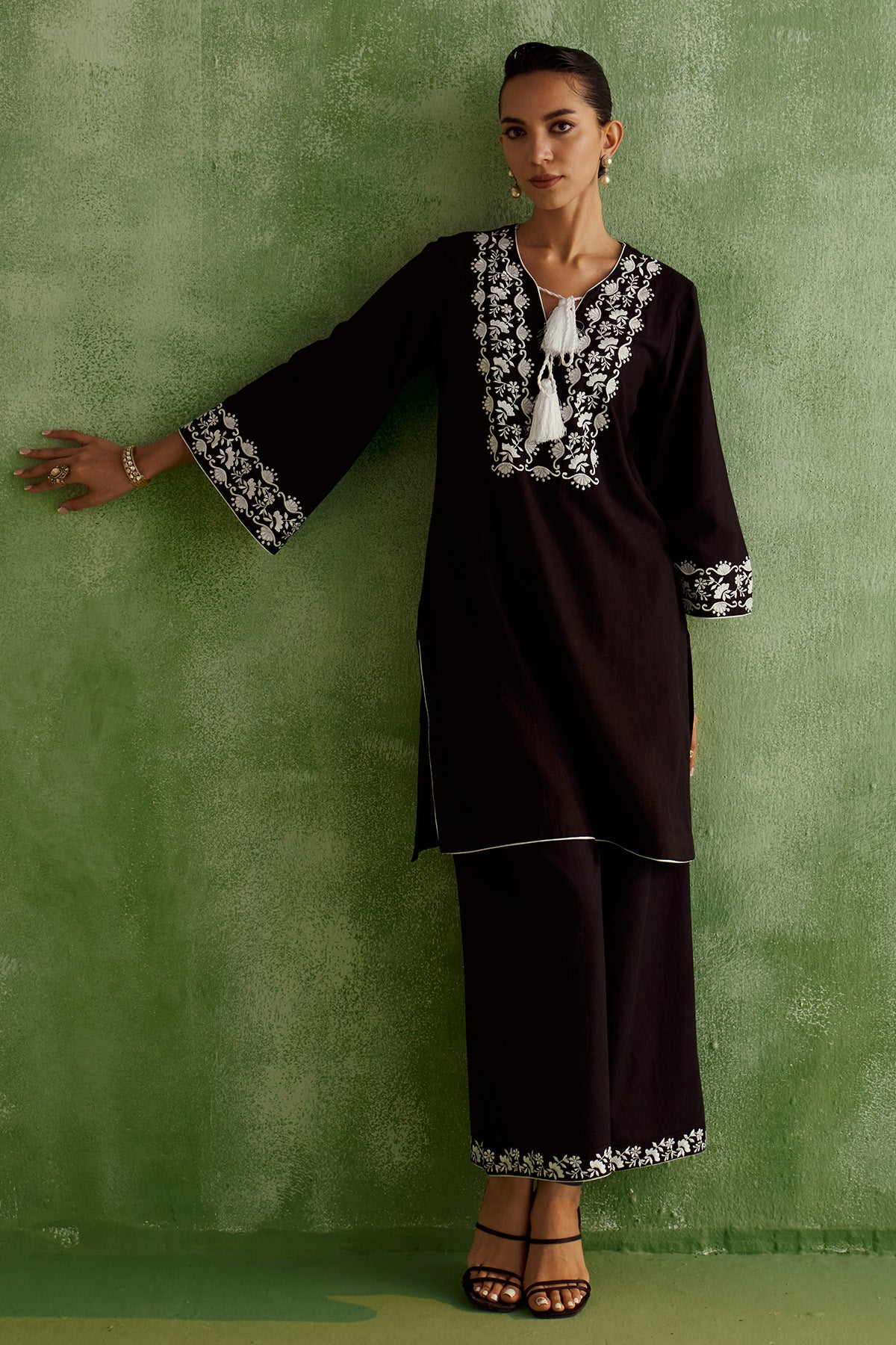 INARA THREAD-LINEN KURTA SET- BLACK