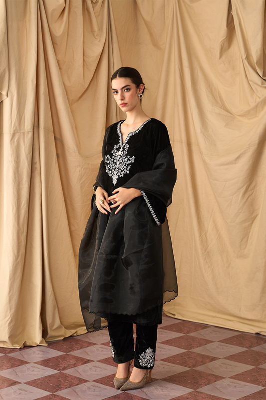 Saanjh Velvet Kurta Set-Black