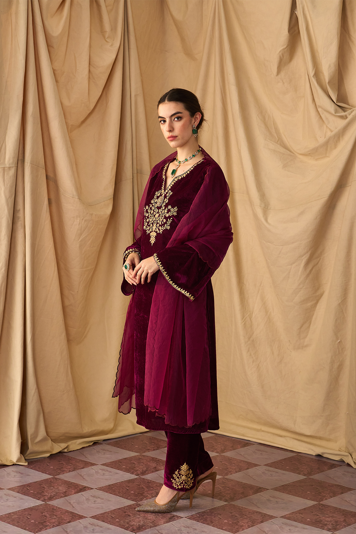 Saanjh Velvet Kurta Set-Maroon